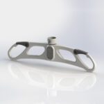 Narrow spreader bar with a maximum load capacity of 130 kg, featuring ergonomic grips.