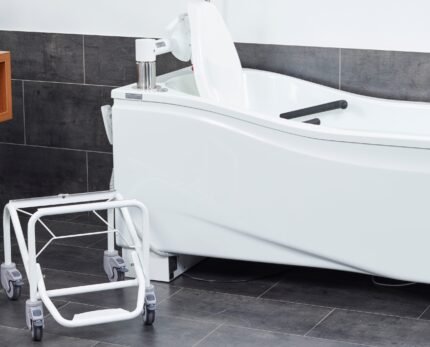 Astor Compact DCII Seat in bath 2