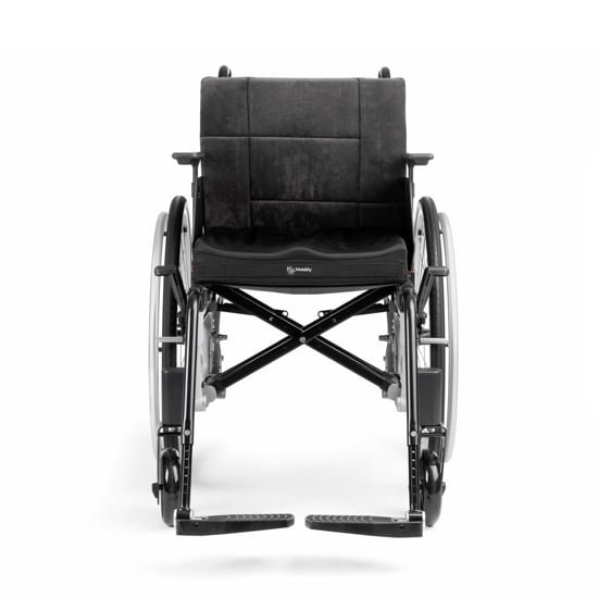Etac Cross 6 Bariatric Wheelchair 4 Younique Healthcare 15980 etac cross 6 grey std front.jpg